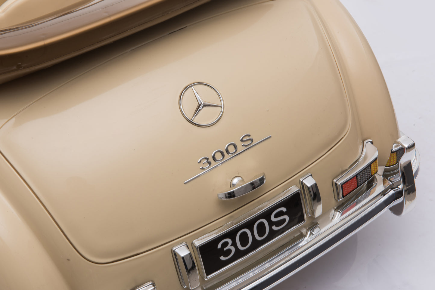 MERCEDES BENZ 300S - 12V - LEATHER SEAT / EVA - BEIGE